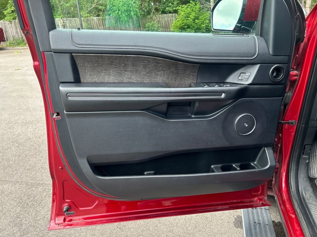 Used 2019  Ford Limited image 20
