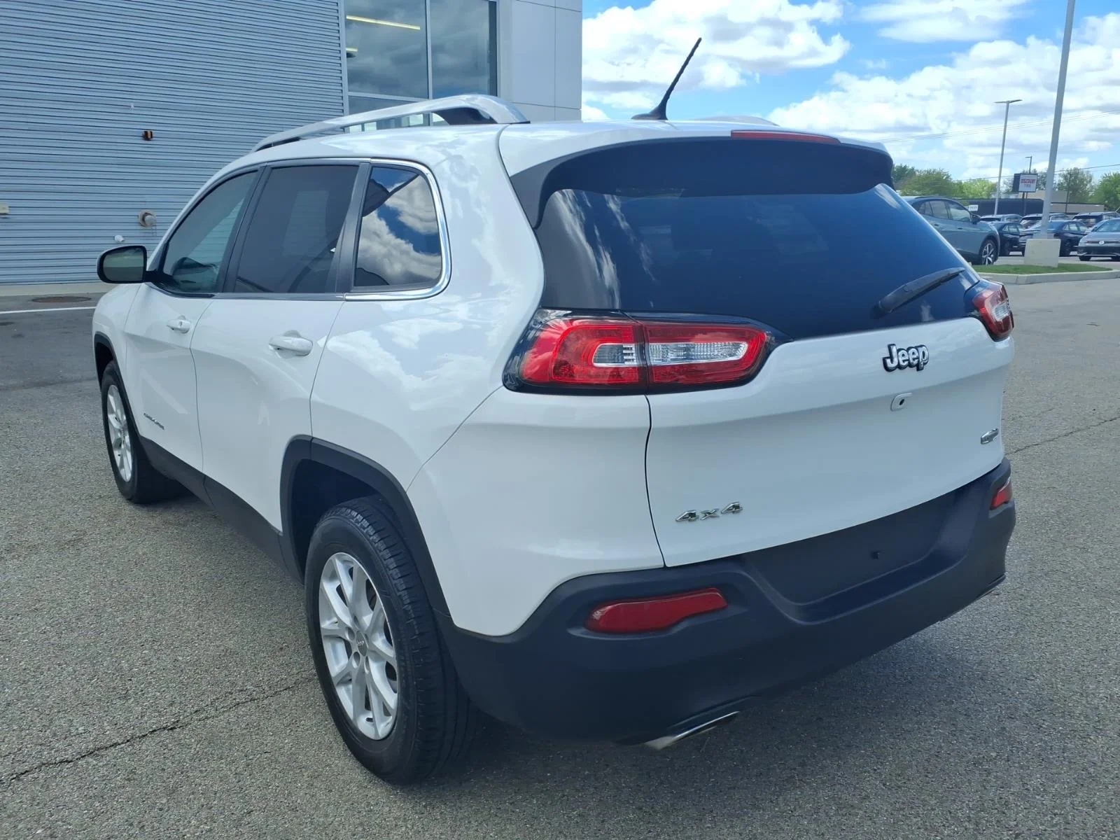 Used 2015 White Jeep 4WD 4DR LATITUDE image 5