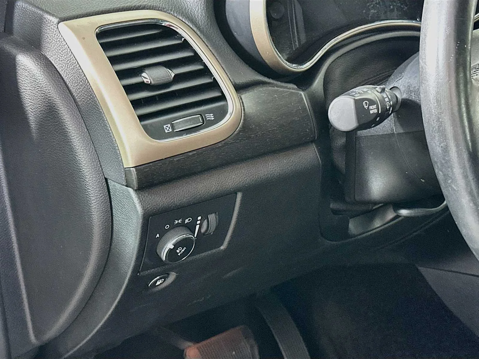 Used 2017 Billet Silver Metallic Clearcoat Jeep Laredo image 8
