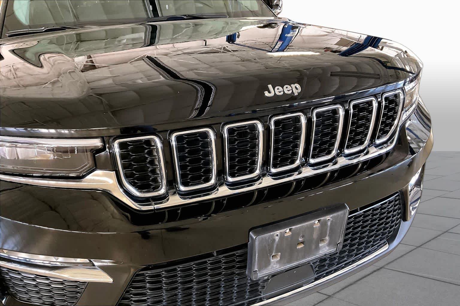 Used 2023 Diamond Black Crystal Pearlcoat Jeep Limited image 29