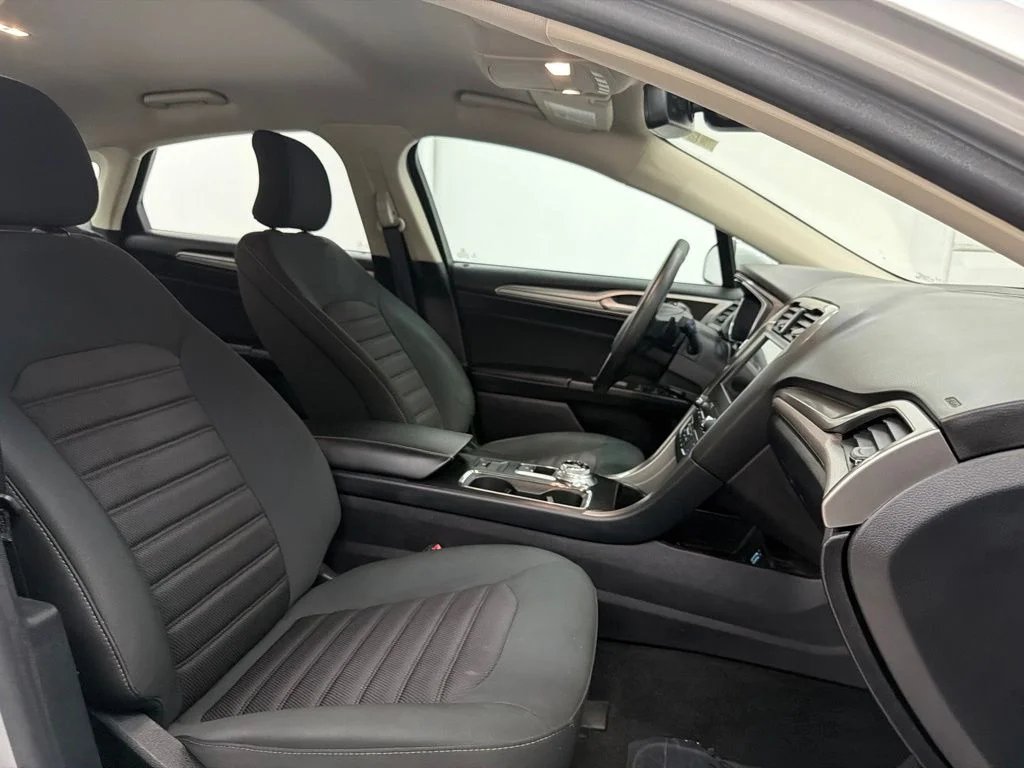 Used 2019 Silver Ford SE image 33