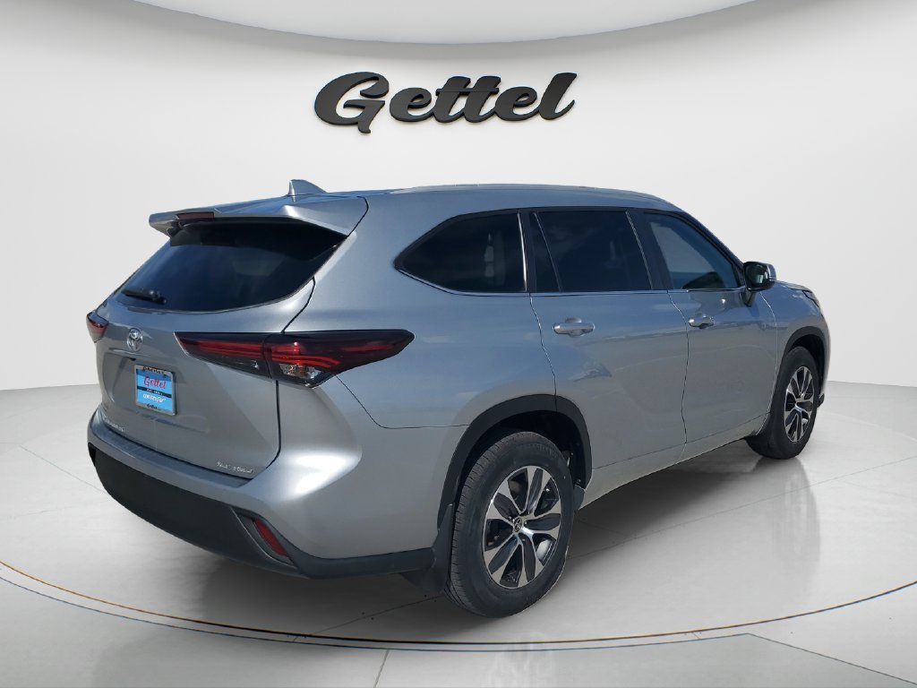Used 2025 Silver Toyota XLE image 5