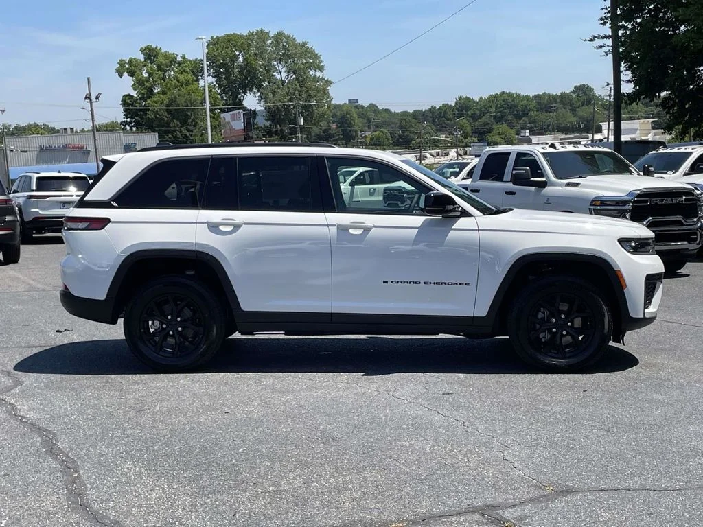 New 2026 Bright White Clear-Coat Exterior Paint Jeep Altitude image 9
