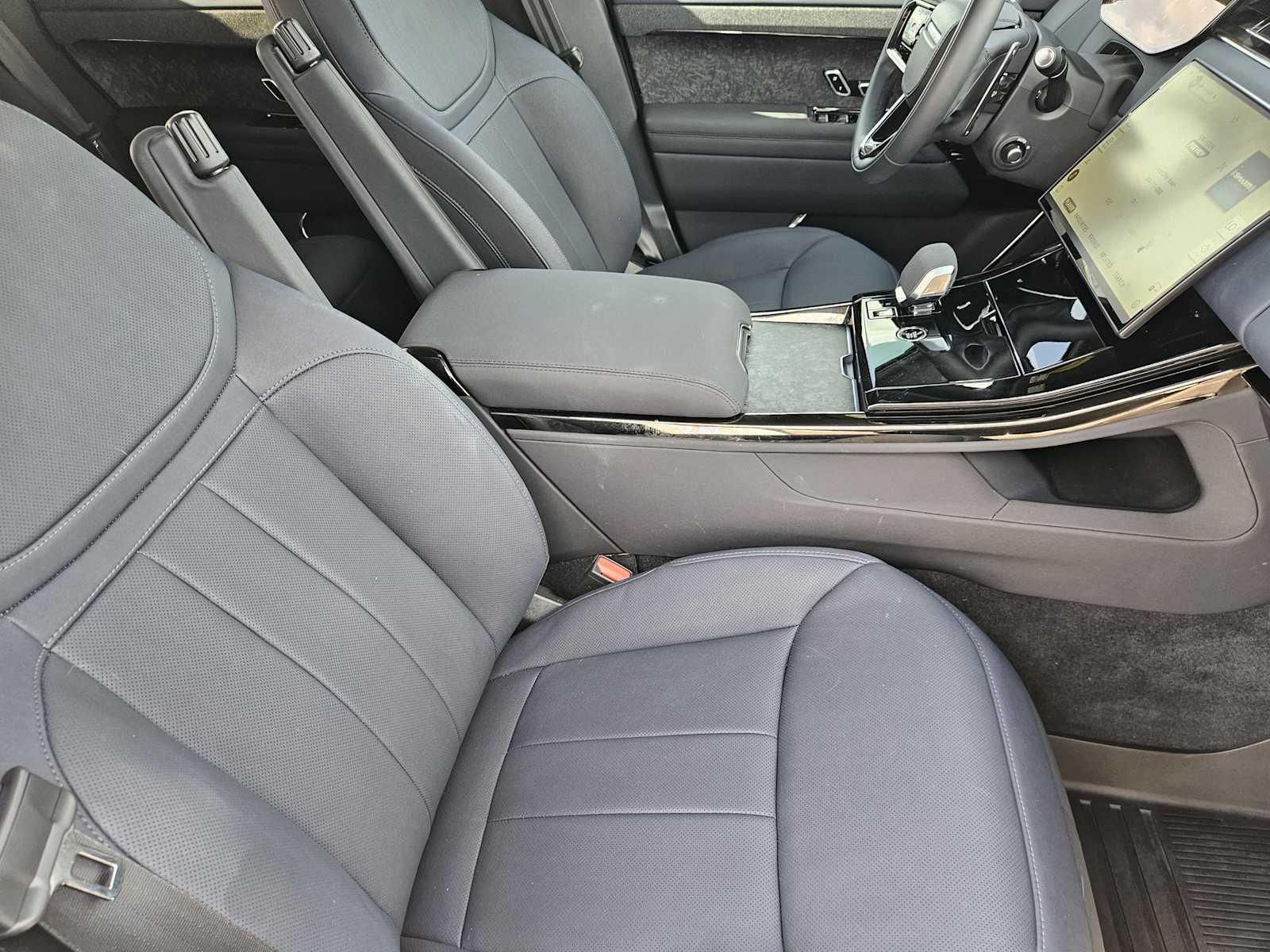 Certified Used 2024 Fuji White Land Rover Dynamic SE image 13