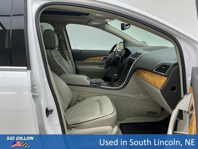 Used 2013 White Platinum Metallic Tri-Coat Lincoln AWD 4DR SUV image 25