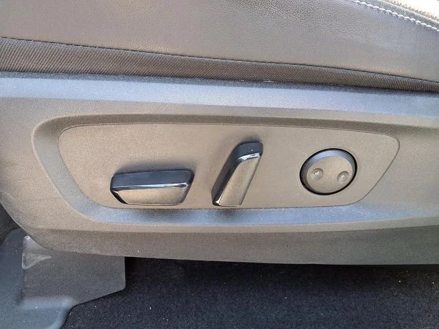 Used 2025 Gray Nissan Platinum image 17