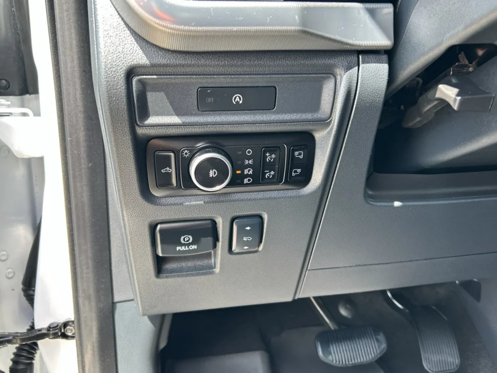Certified Used 2025 Oxford White Ford LARIAT image 8
