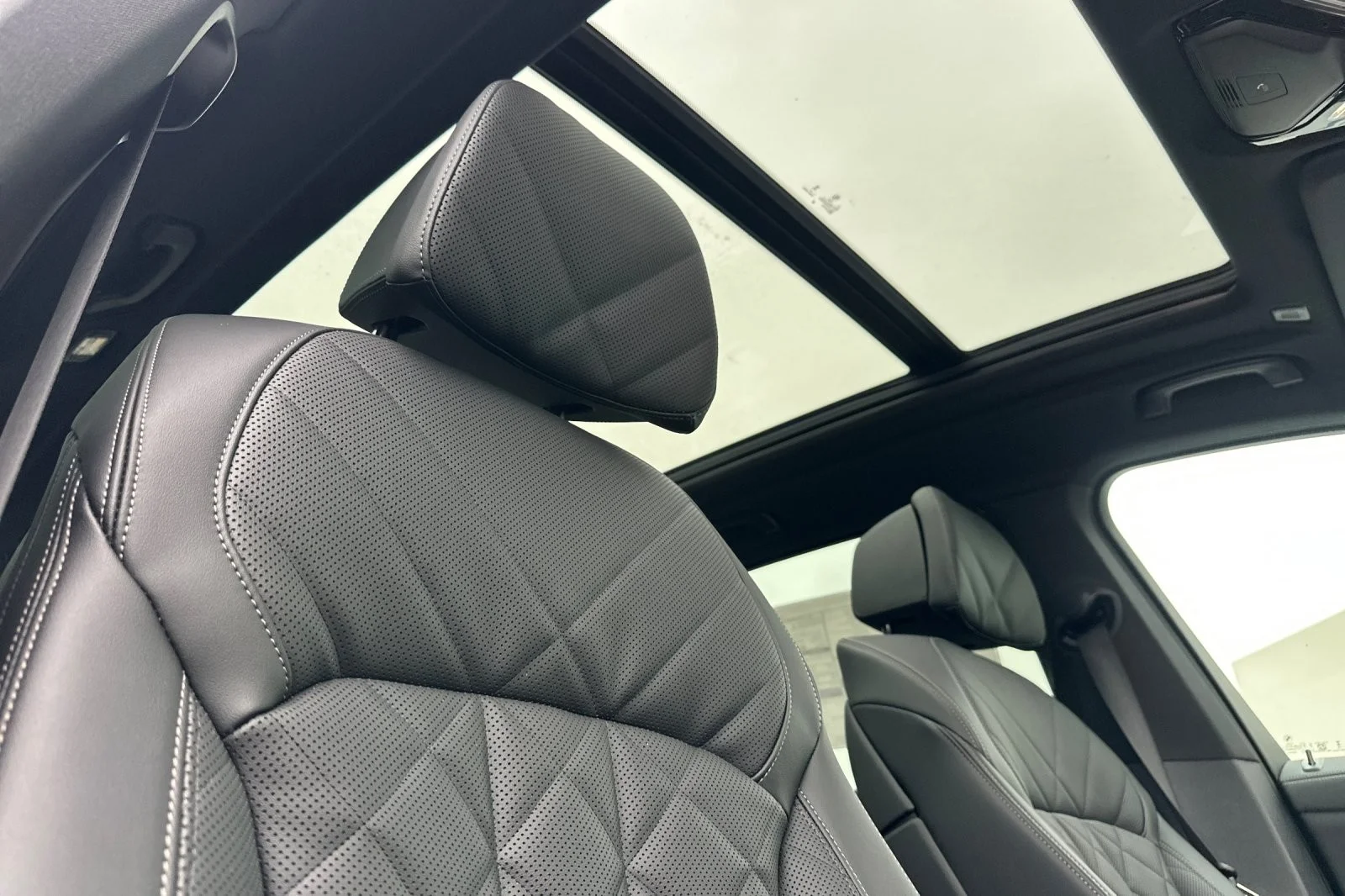 New 2026 Carbon Black Metallic BMW xDrive50e image 16