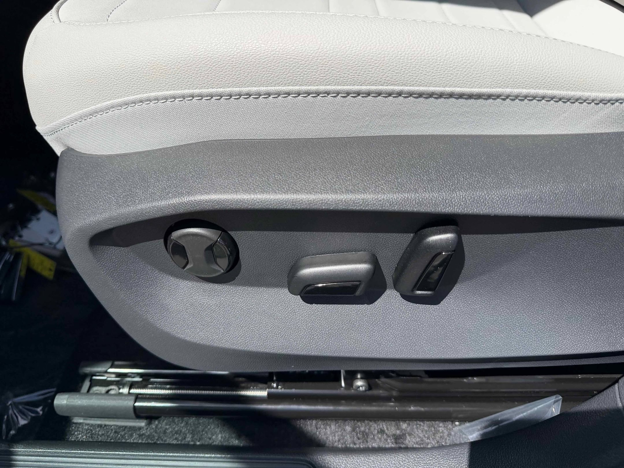 New 2026 Blue Volkswagen SE image 15