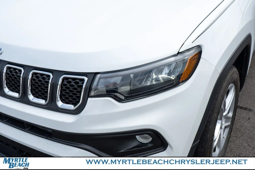 Certified Used 2023 Bright White Clearcoat Jeep Latitude image 10