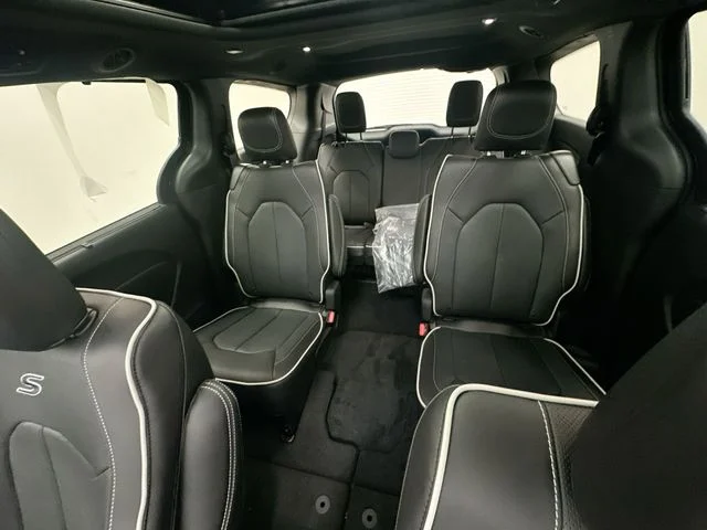 New 2026 Diamond Black Crystal Pearl-Coat Exterior Paint Chrysler Limited image 26