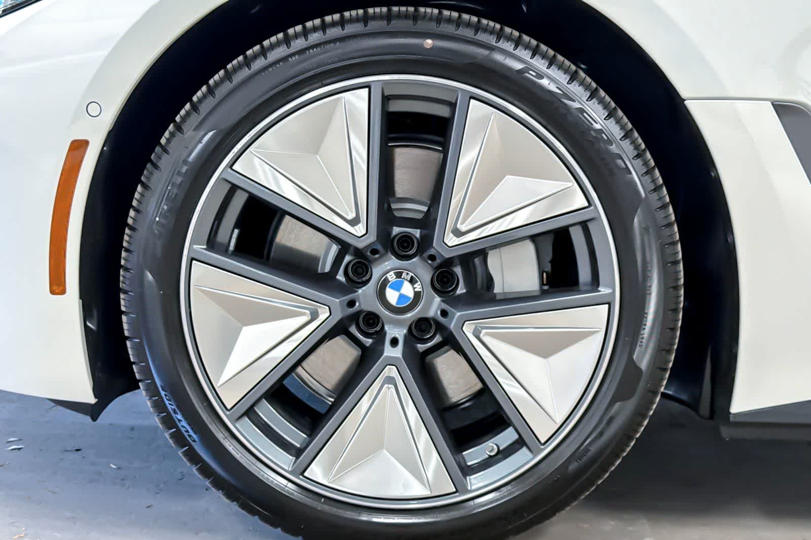 New 2026 Alpine White BMW xDrive40 image 24
