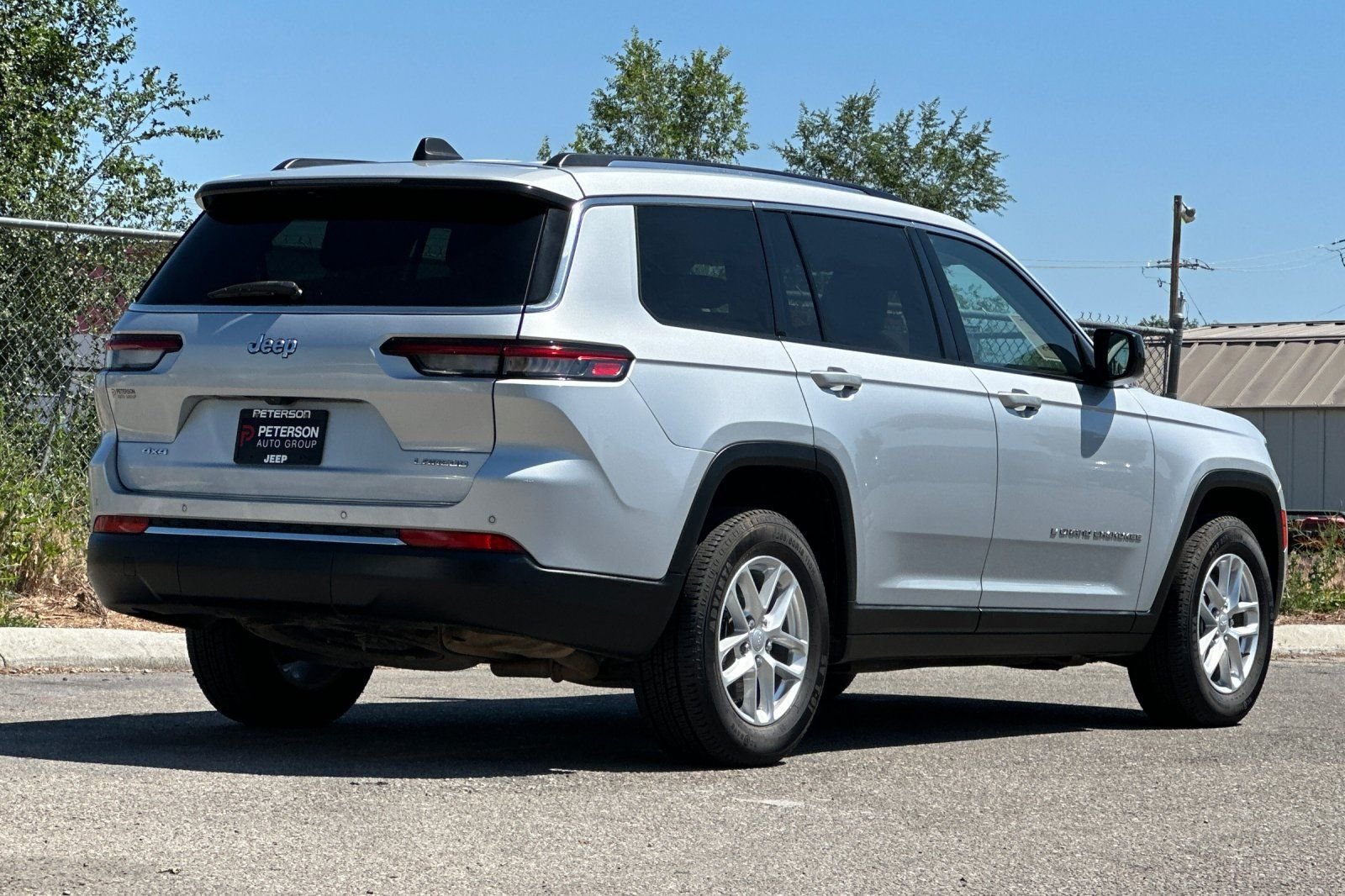 Used 2023 Silver Jeep Laredo image 4