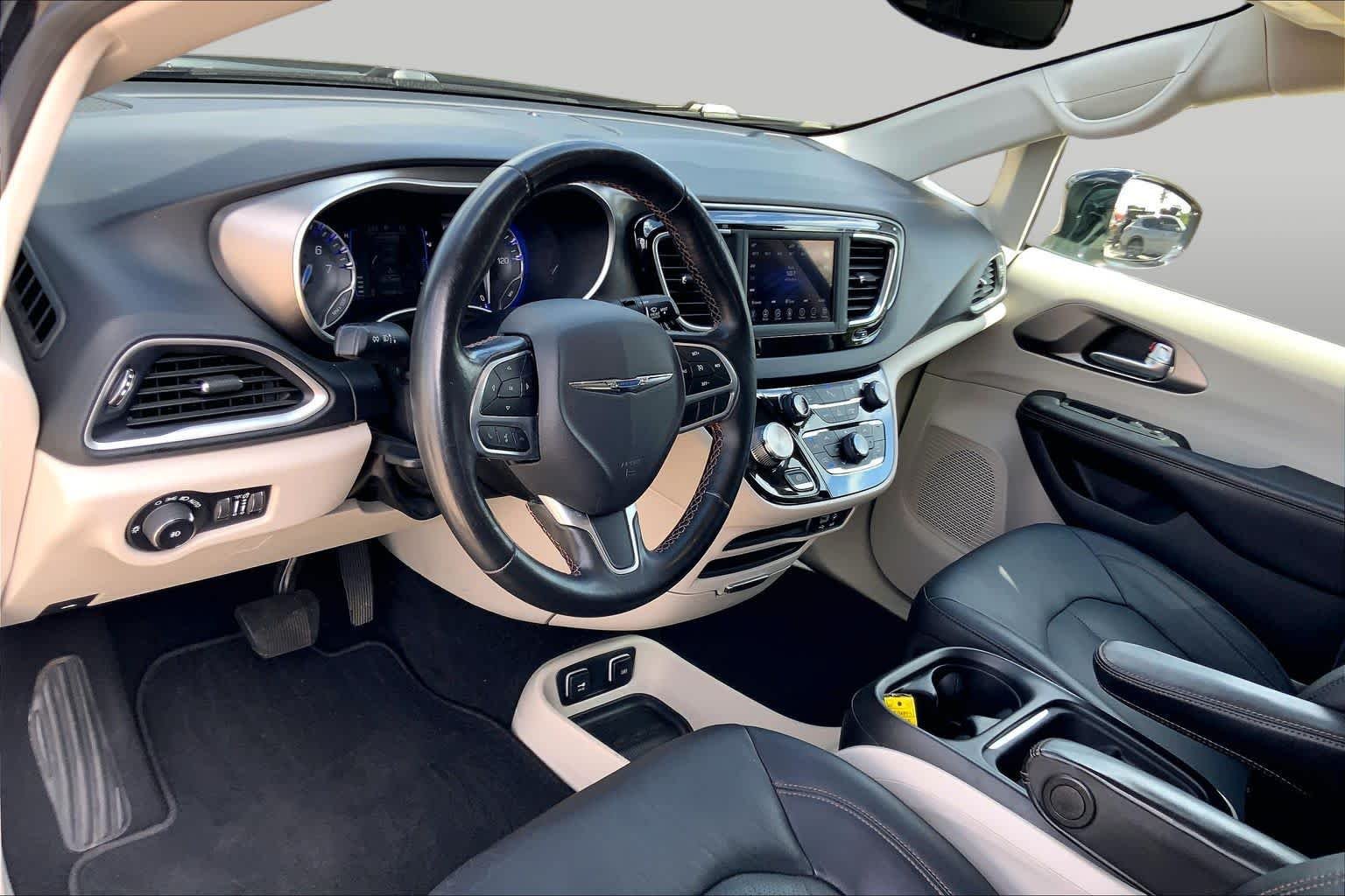 Used 2020 Brilliant Black Crystal Pearlcoat Chrysler Touring L image 17