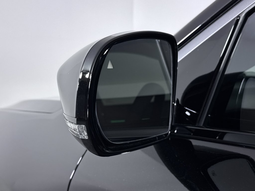 Used 2025 Diamond Black Crystal Pearlcoat Jeep Limited image 30
