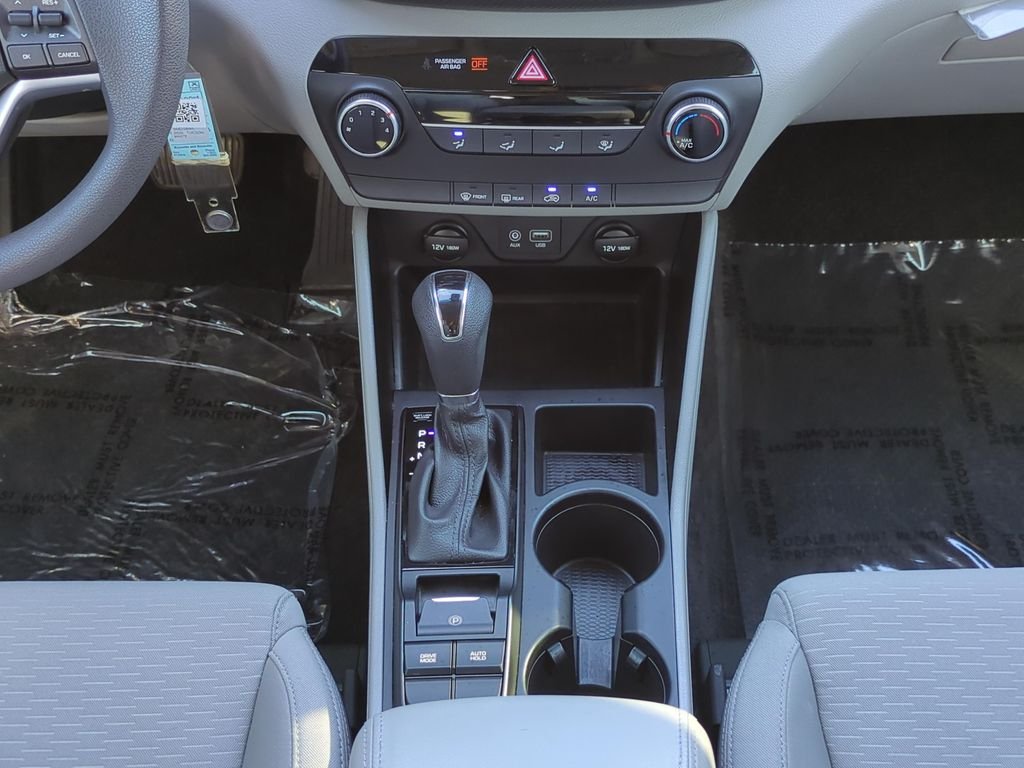 Used 2020 White Hyundai SE image 19