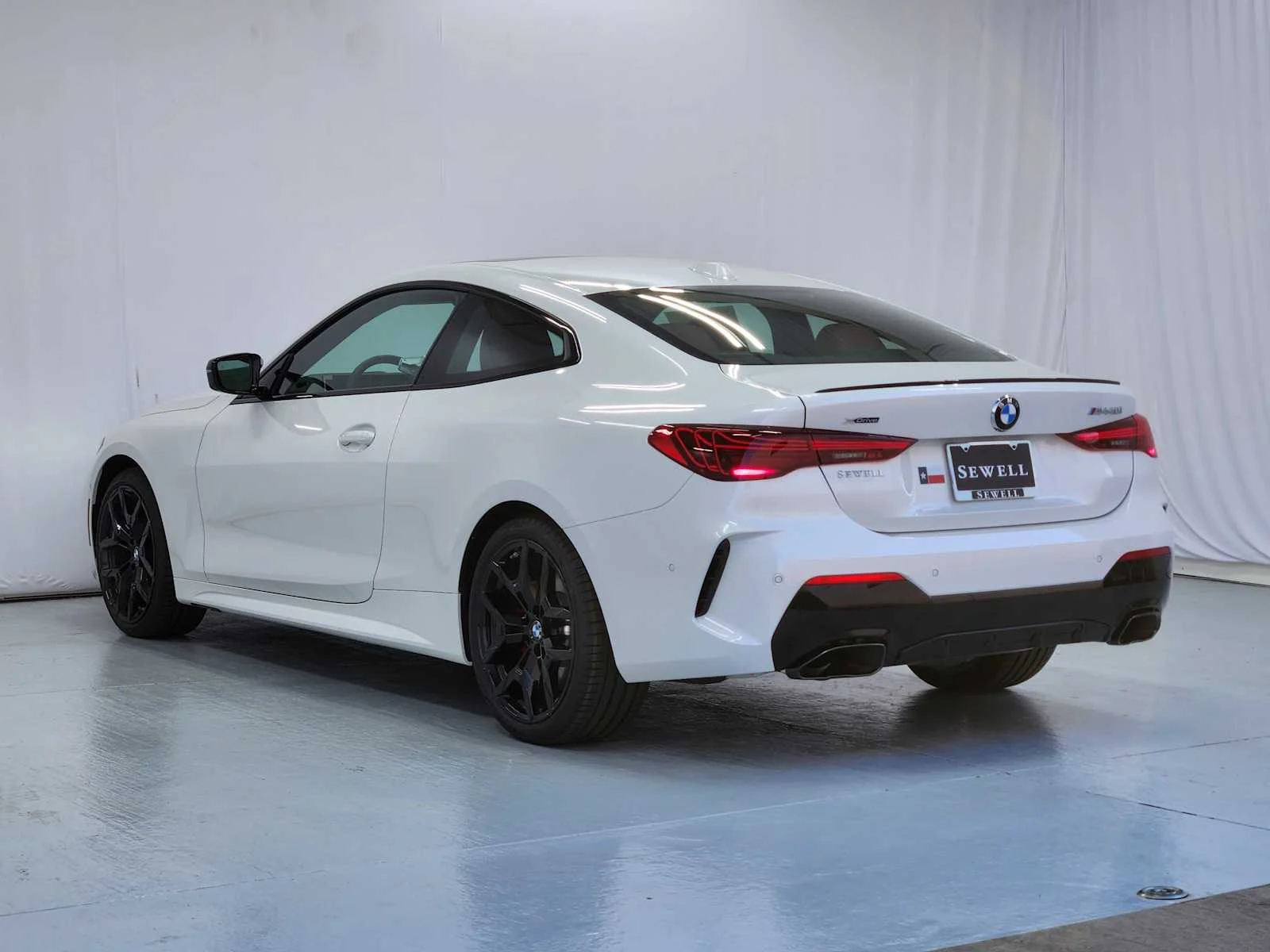 New 2027 Mineral White Metallic BMW M440i xDrive image 3