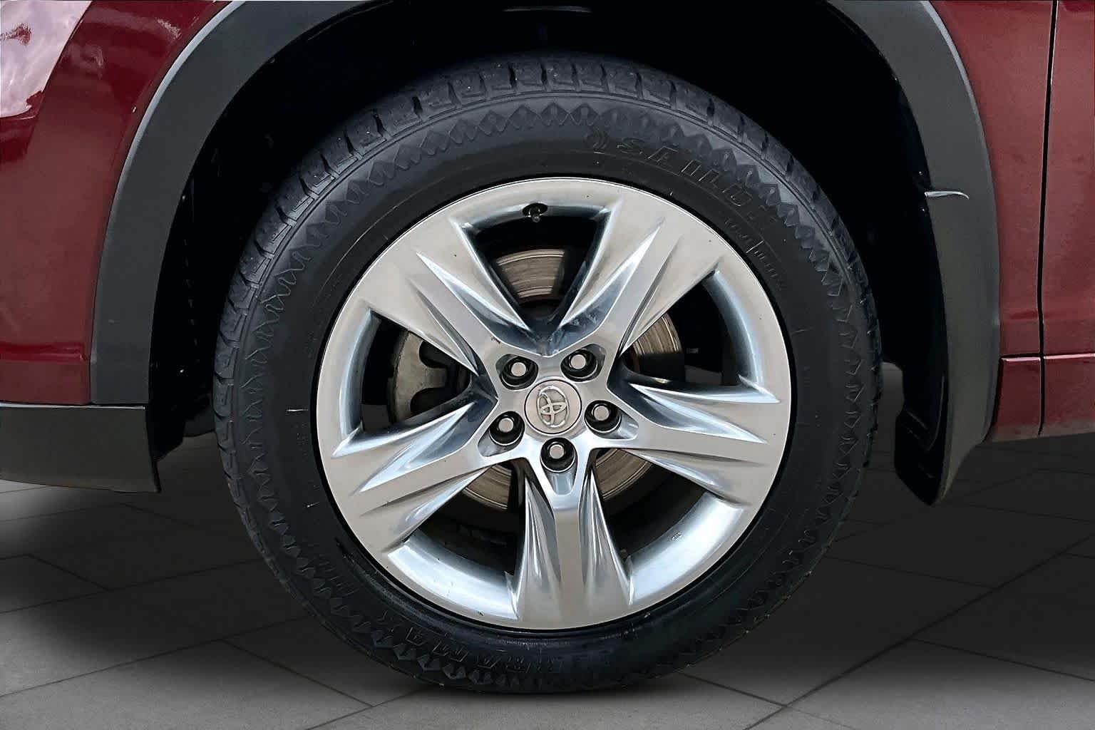 Used 2015 Ooh La La Rouge Mica Toyota Limited Platinum image 11