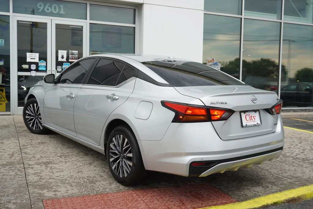 Used 2023 Silver Nissan 2.5 SV image 15