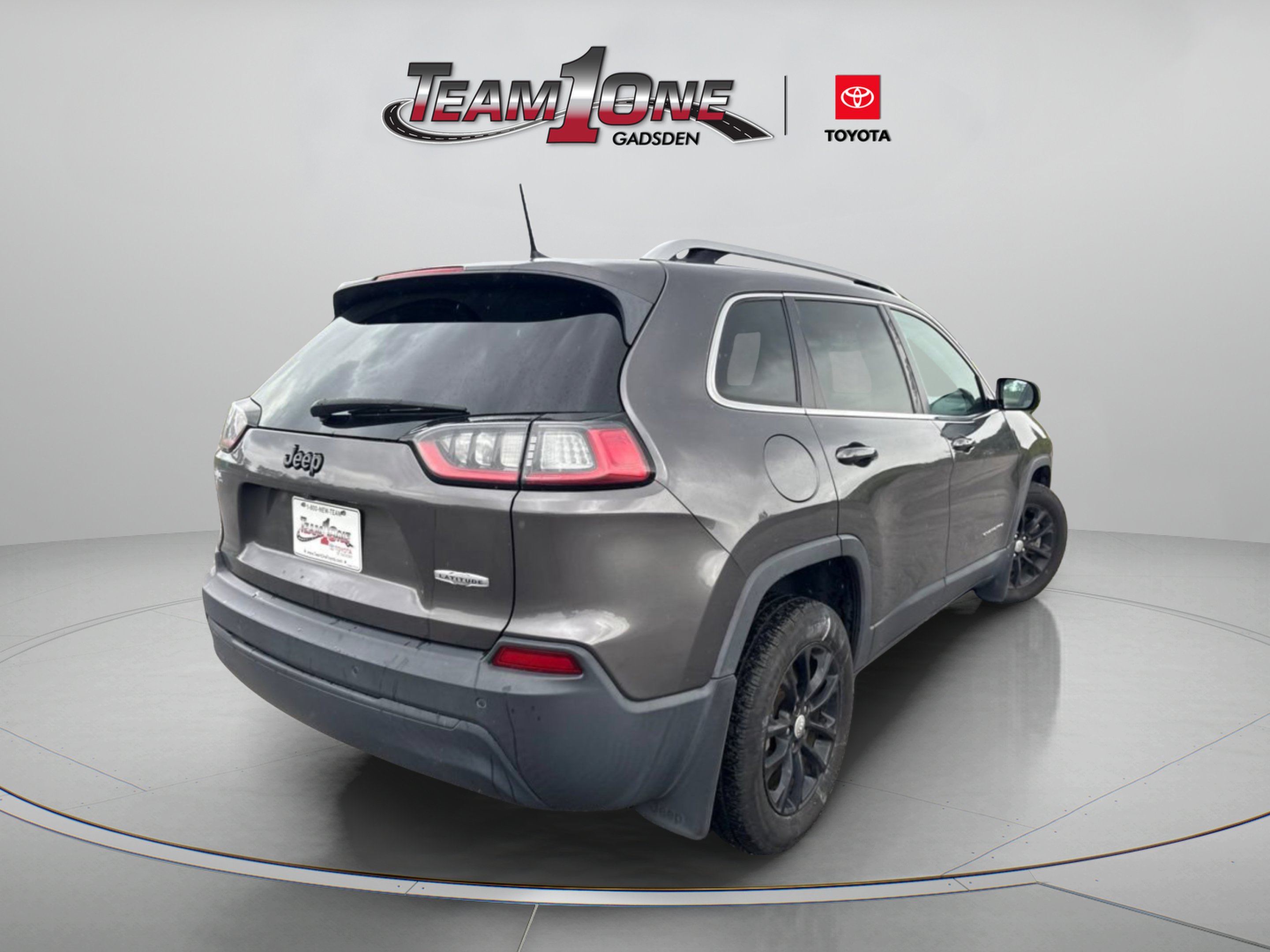 Used 2019 Granite Crystal Metallic Clearcoat Jeep Latitude Plus image 6