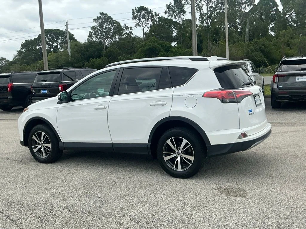 Used 2017 White Toyota XLE image 5