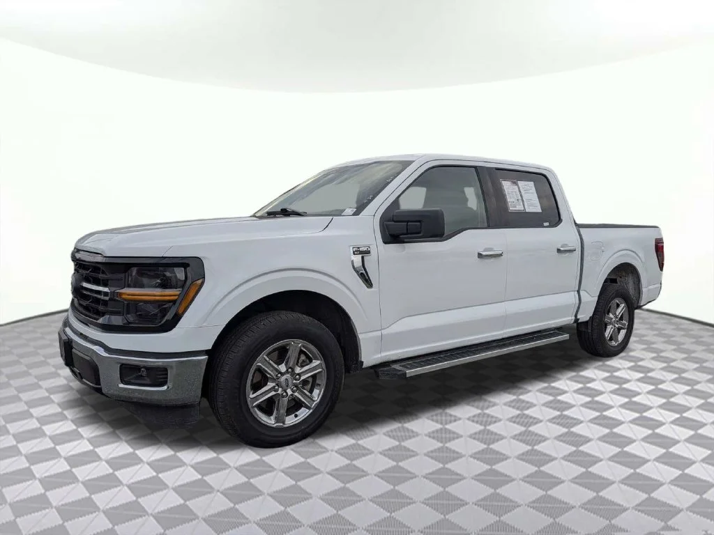Certified Used 2025 Oxford White Ford XLT image 7