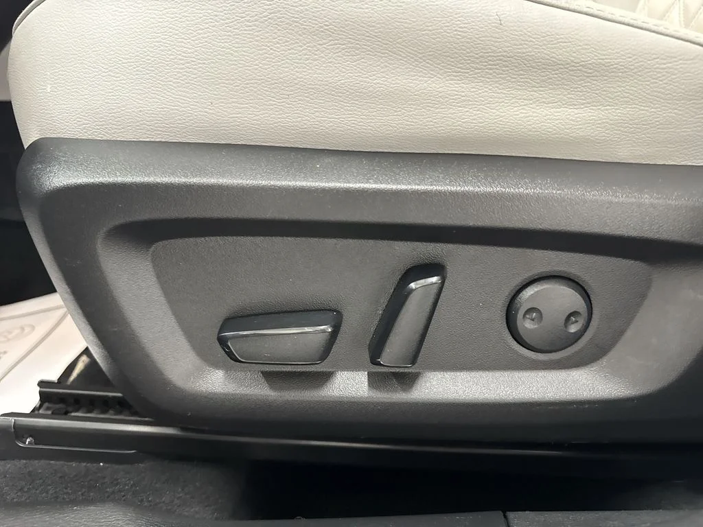 Used 2022  Mitsubishi SEL image 13