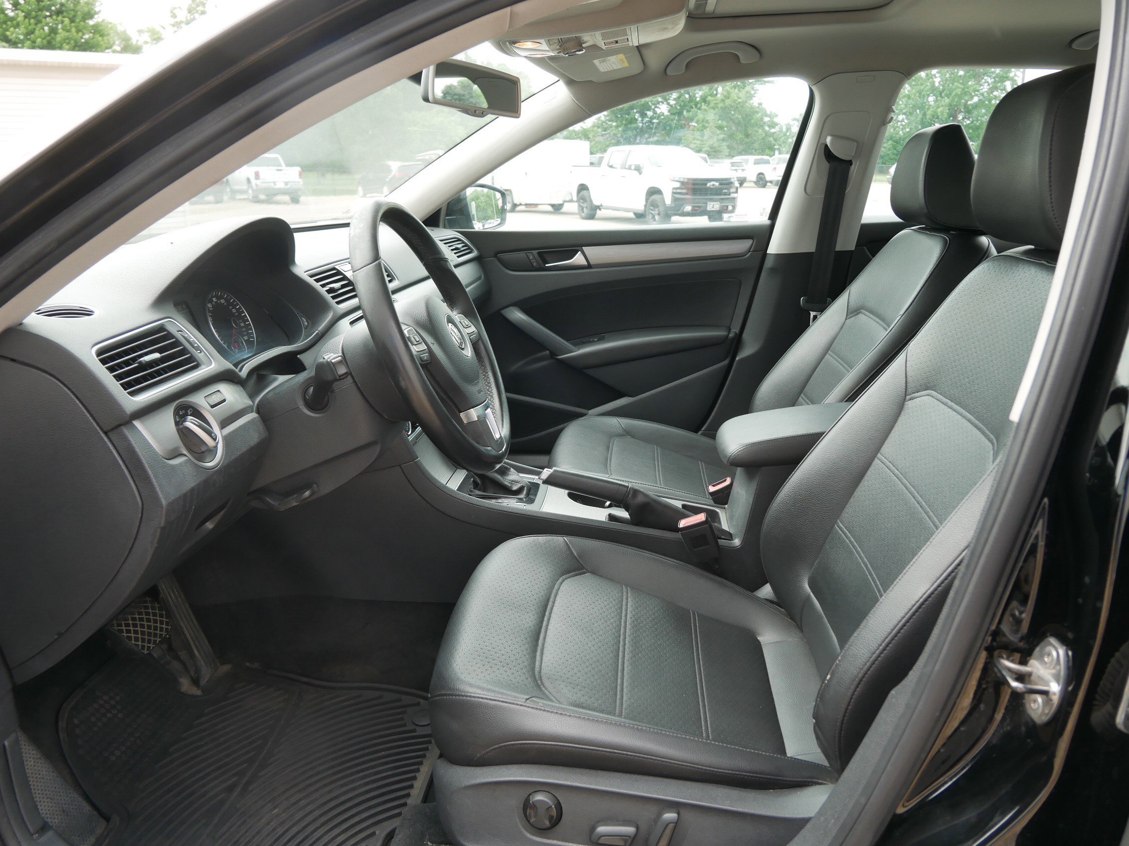 Used 2014 Black Volkswagen SE w/Snrf/Nav image 10