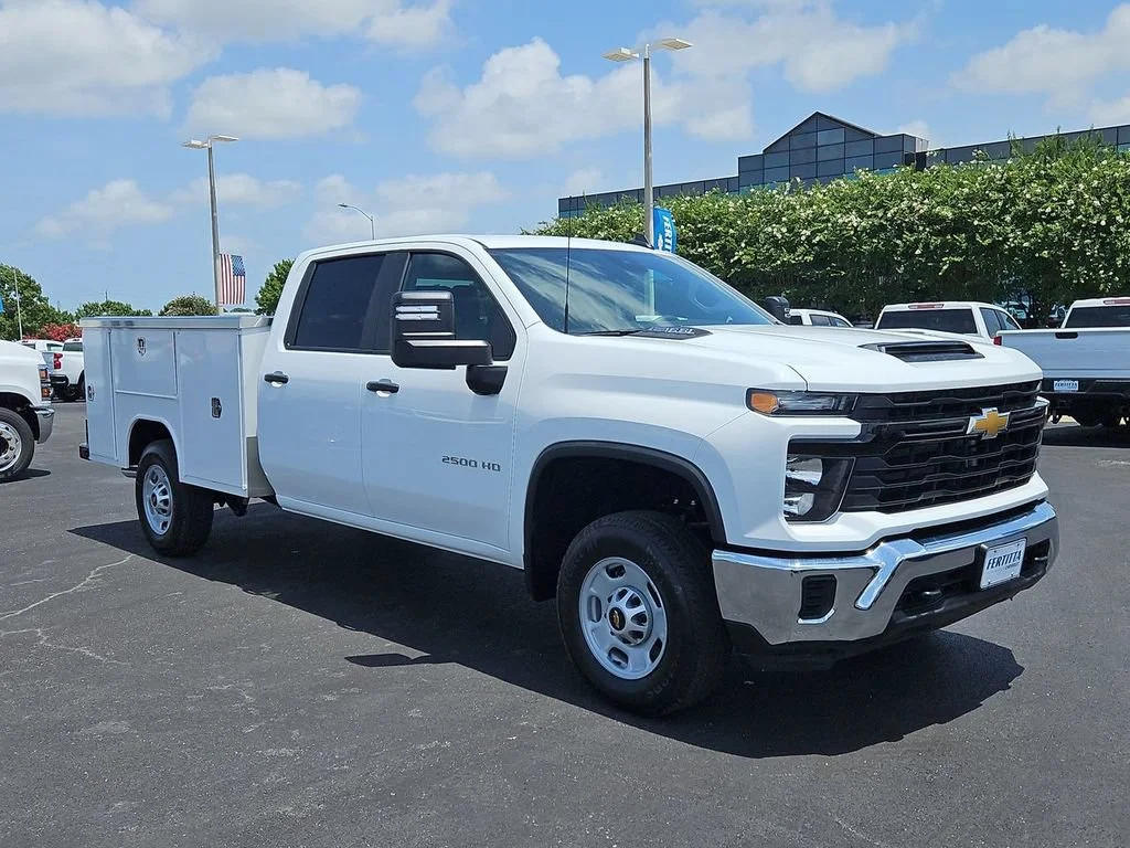 New 2026 Summit White Chevrolet WT image 9