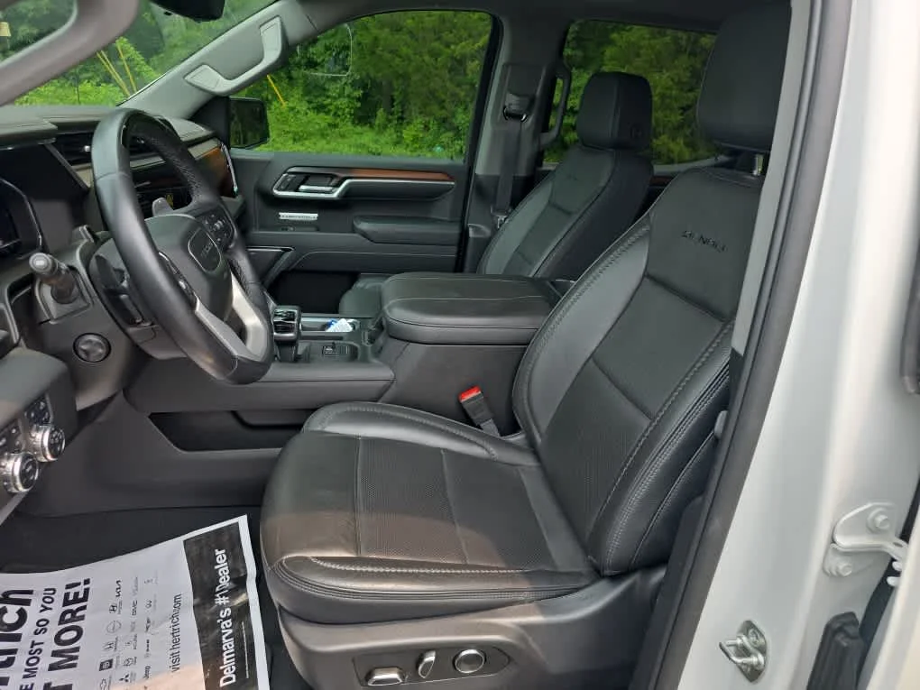 Used 2025 White Frost Tricoat GMC Denali image 10