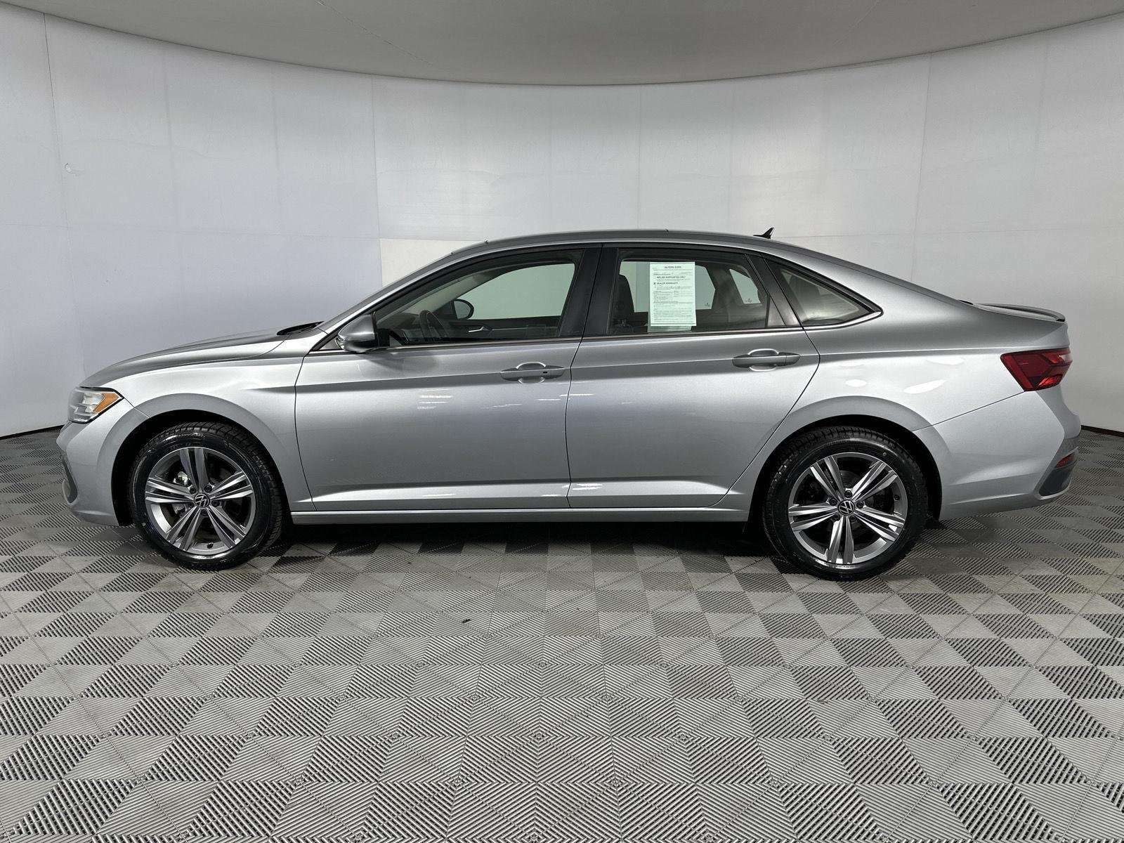 Used 2024 Platinum Gray Metallic Volkswagen SE image 8