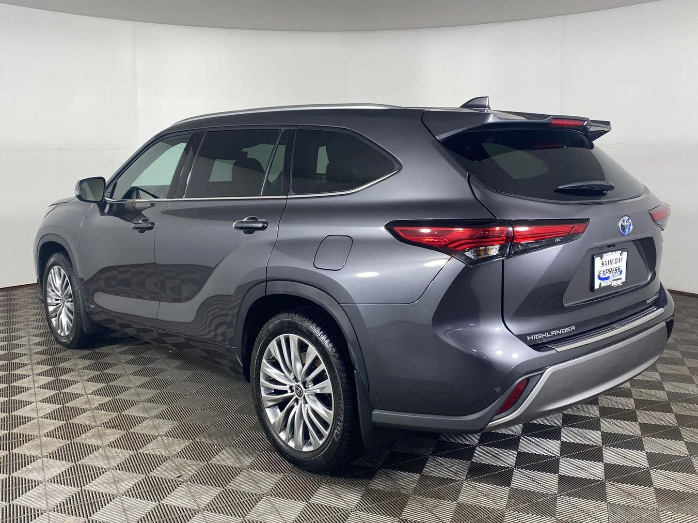 Used 2022 Magnetic Gray Metallic Toyota Platinum image 4