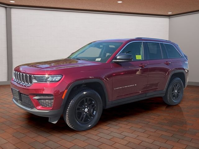 Used 2023 Velvet Jeep Laredo image 26