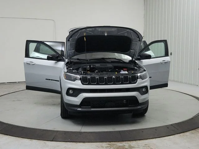 New 2026 Silver Zynith Metallic Clearcoat Jeep Latitude image 11