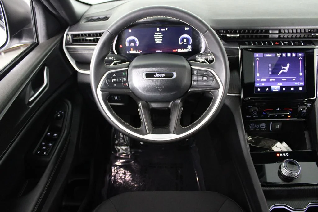 Used 2025 Silver Jeep Laredo X image 6