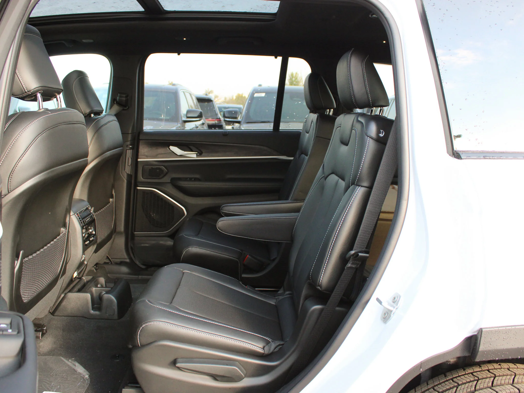 New 2025 White Jeep Limited* 4x4 image 8