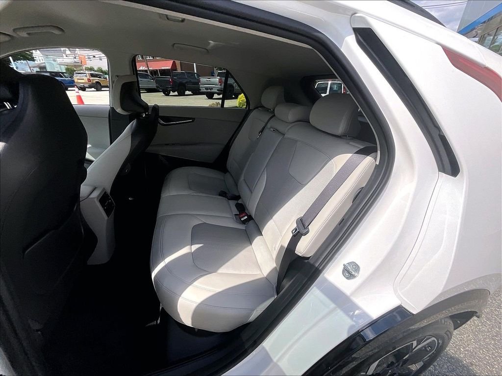 Used 2023 White Kia Wind image 15