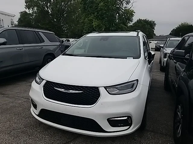 Used 2023 White Chrysler Limited image 10