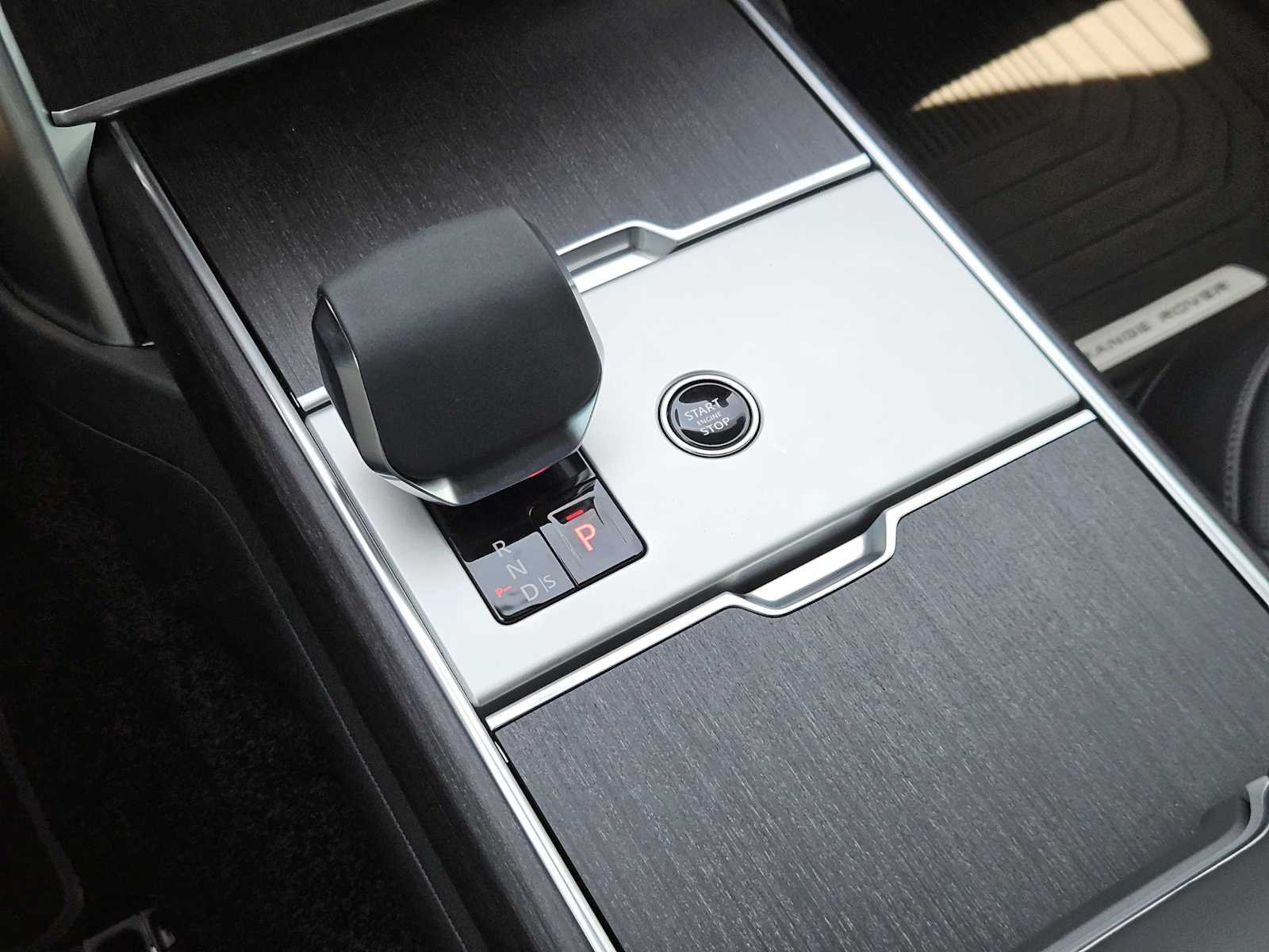 New 2026 Belgravia Green LAND ROVER SE image 18