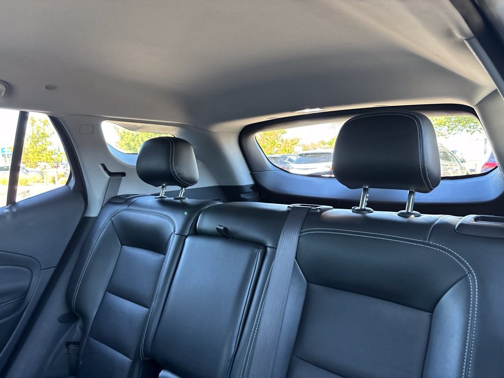 Used 2022 White GMC SLT image 31