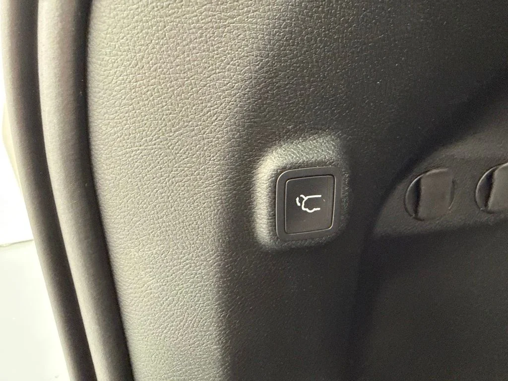 Used 2023 White Jeep Altitude image 11