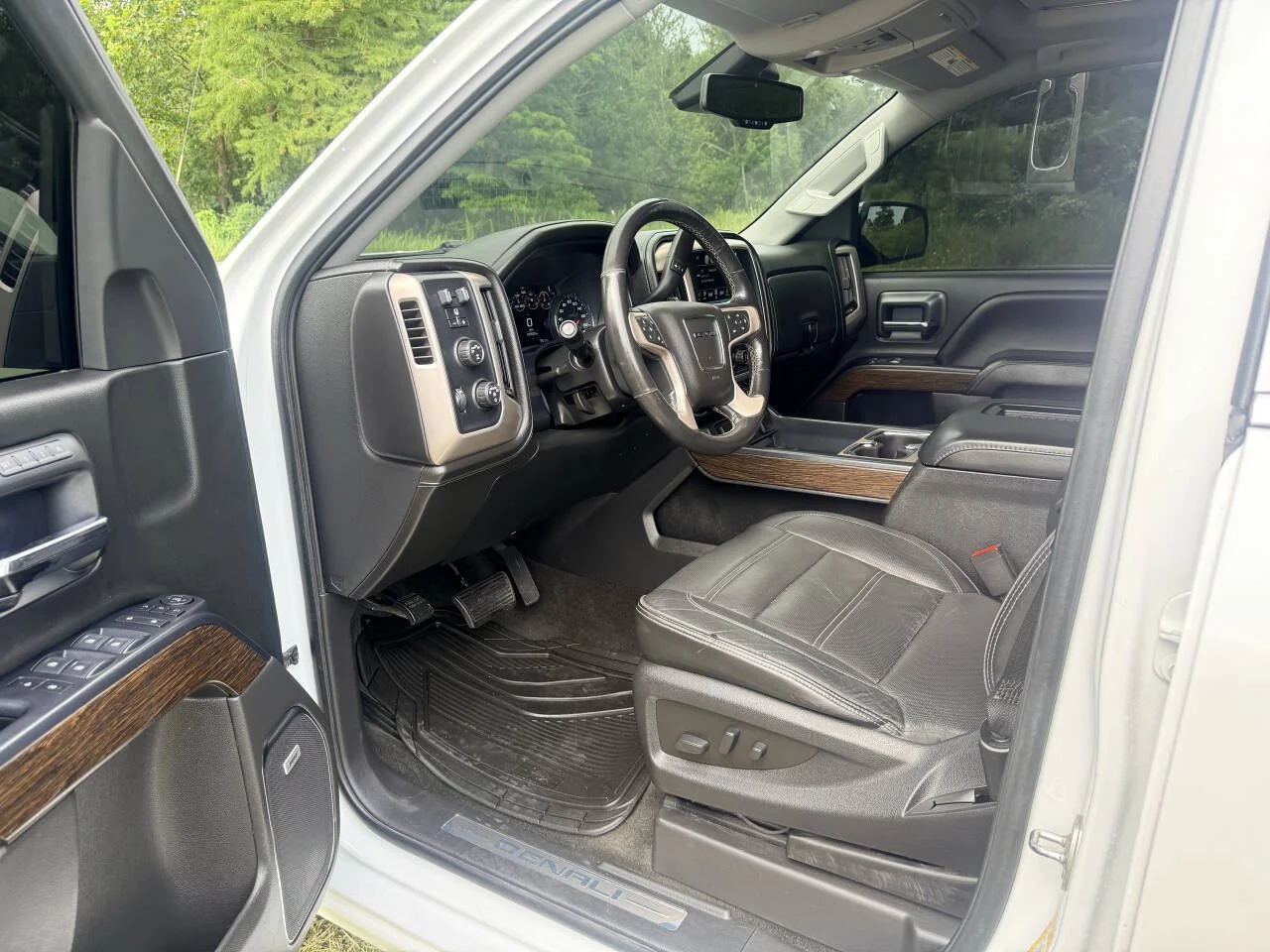 Used 2018 White GMC Denali 4x4 4dr Crew Cab 5.8 ft. SB image 13