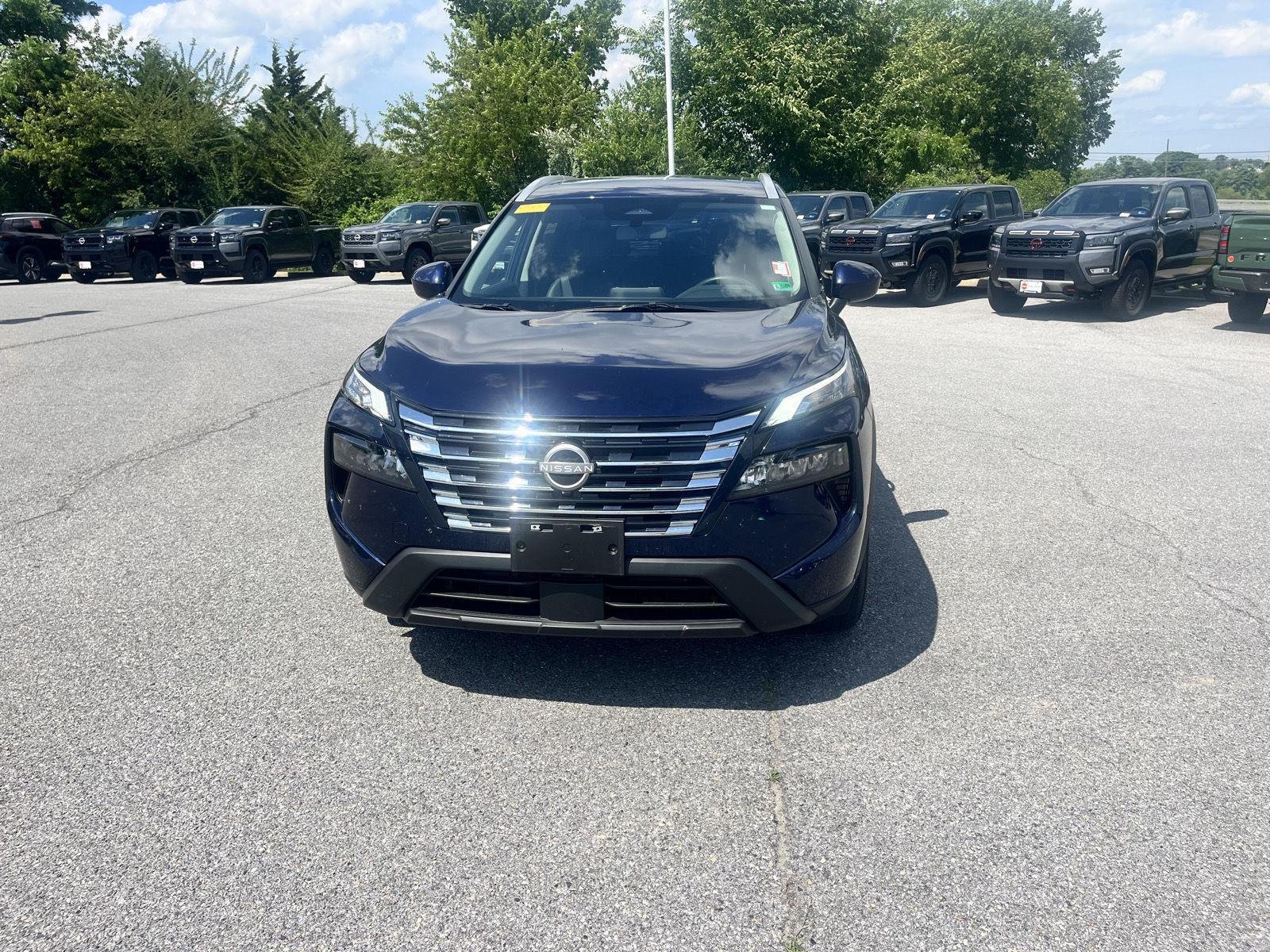 Used 2025 Deep Ocean Blue Pearl Nissan SV image 2