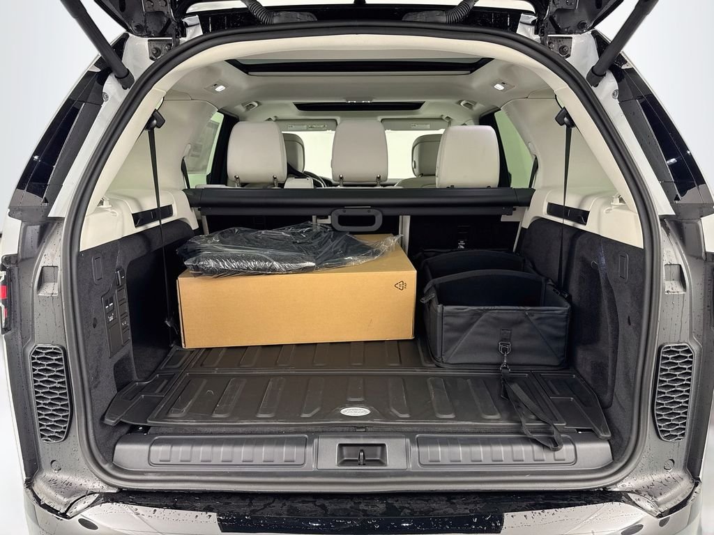 New 2026 Fuji White Land Rover Dynamic SE image 28