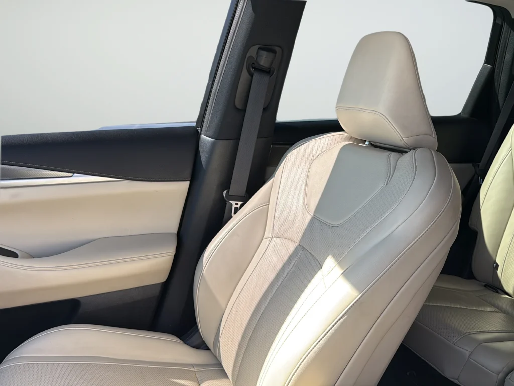 Used 2022 White INFINITI LUXE image 30