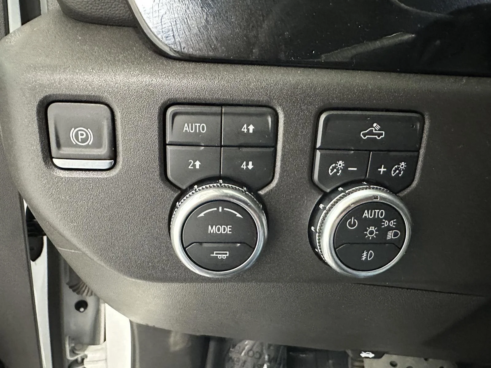 Used 2024 Summit White GMC Elevation image 17