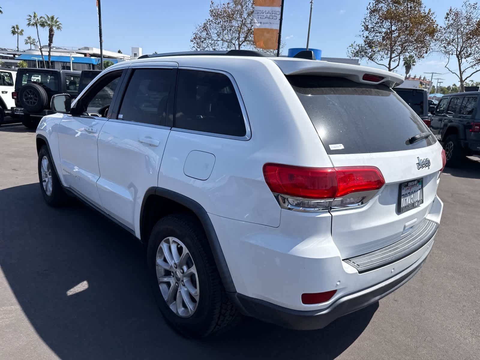 Used 2015 Bright White Clearcoat Jeep Laredo image 21