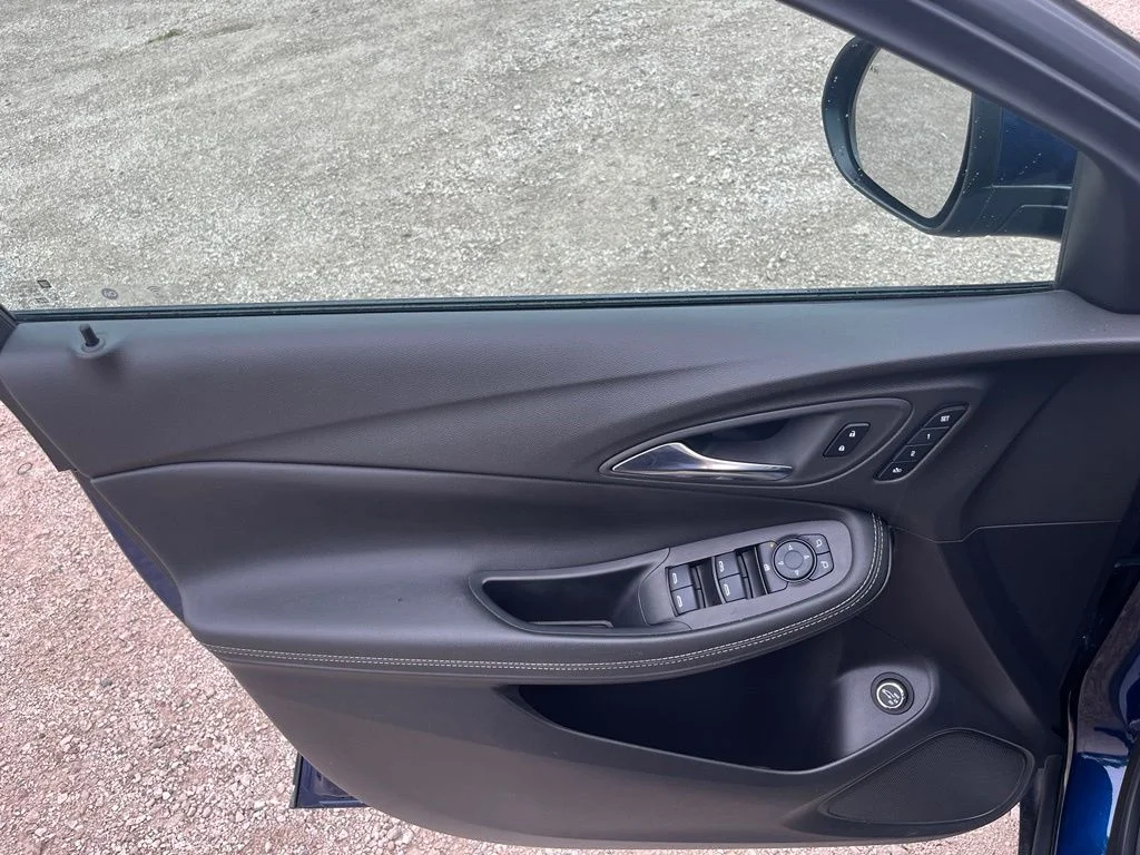 Used 2023 Sapphire Buick Essence image 14