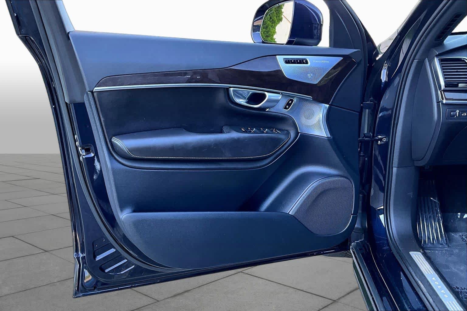 Used 2017 Magic Blue Metallic Volvo Inscription image 22