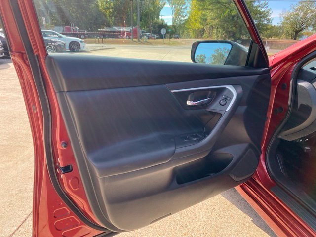Used 2017 Red Nissan 2.5 S image 19